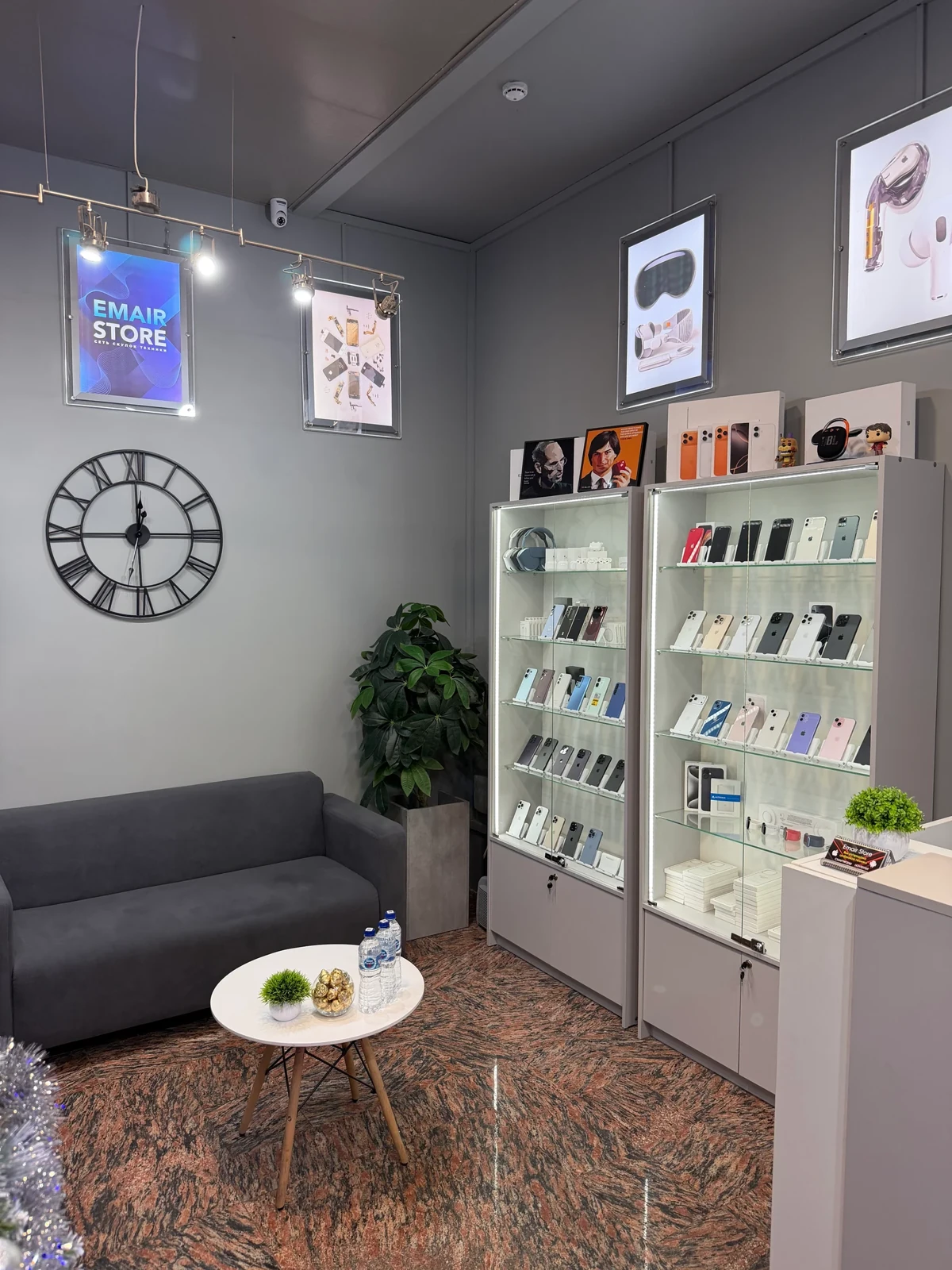 Зона отдыха и витрины техники Emair Store